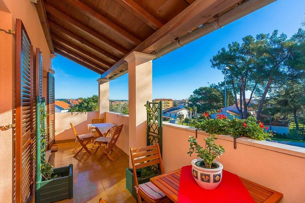 Schoene Ferienwohnung Nur 300 Meter Bis Zum Strand Mit Kueche, Bad, Klima, Parkplatz Valbandon