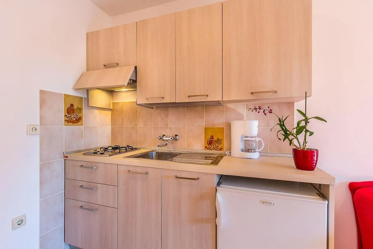 Apartment Schoene Ferienwohnung Nur 300 Meter Bis Zum Strand Mit Kueche, Bad, Klima, Parkplatz Valbandon Croatia