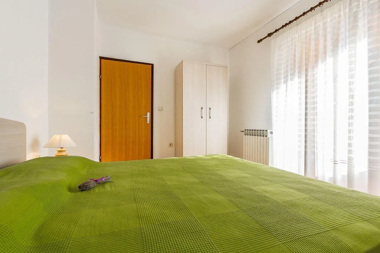 Schoene Ferienwohnung Nur 300 Meter Bis Zum Strand Mit Kueche, Bad, Klima, Parkplatz Valbandon 0*,  Croatia