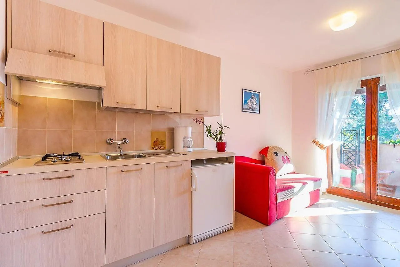 Apartment Schoene Ferienwohnung Nur 300 Meter Bis Zum Strand Mit Kueche, Bad, Klima, Parkplatz Valbandon
