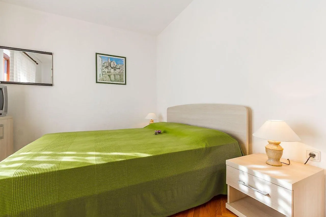 Schoene Ferienwohnung Nur 300 Meter Bis Zum Strand Mit Kueche, Bad, Klima, Parkplatz Valbandon Apartment