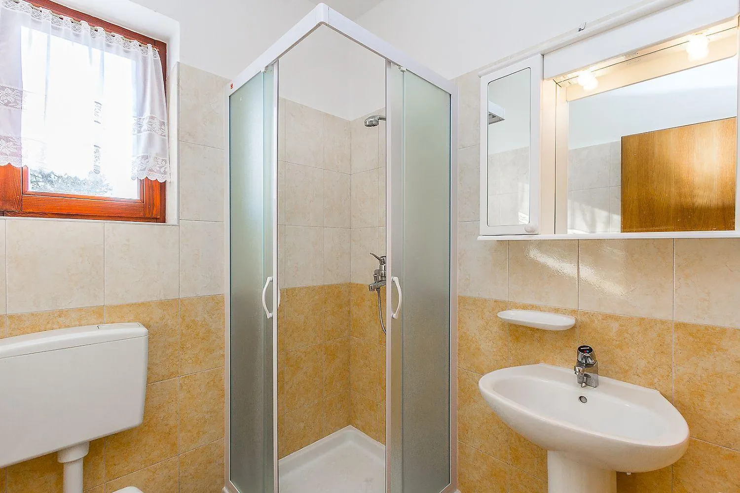 Apartment Schoene Ferienwohnung Nur 300 Meter Bis Zum Strand Mit Kueche, Bad, Klima, Parkplatz Valbandon Croatia