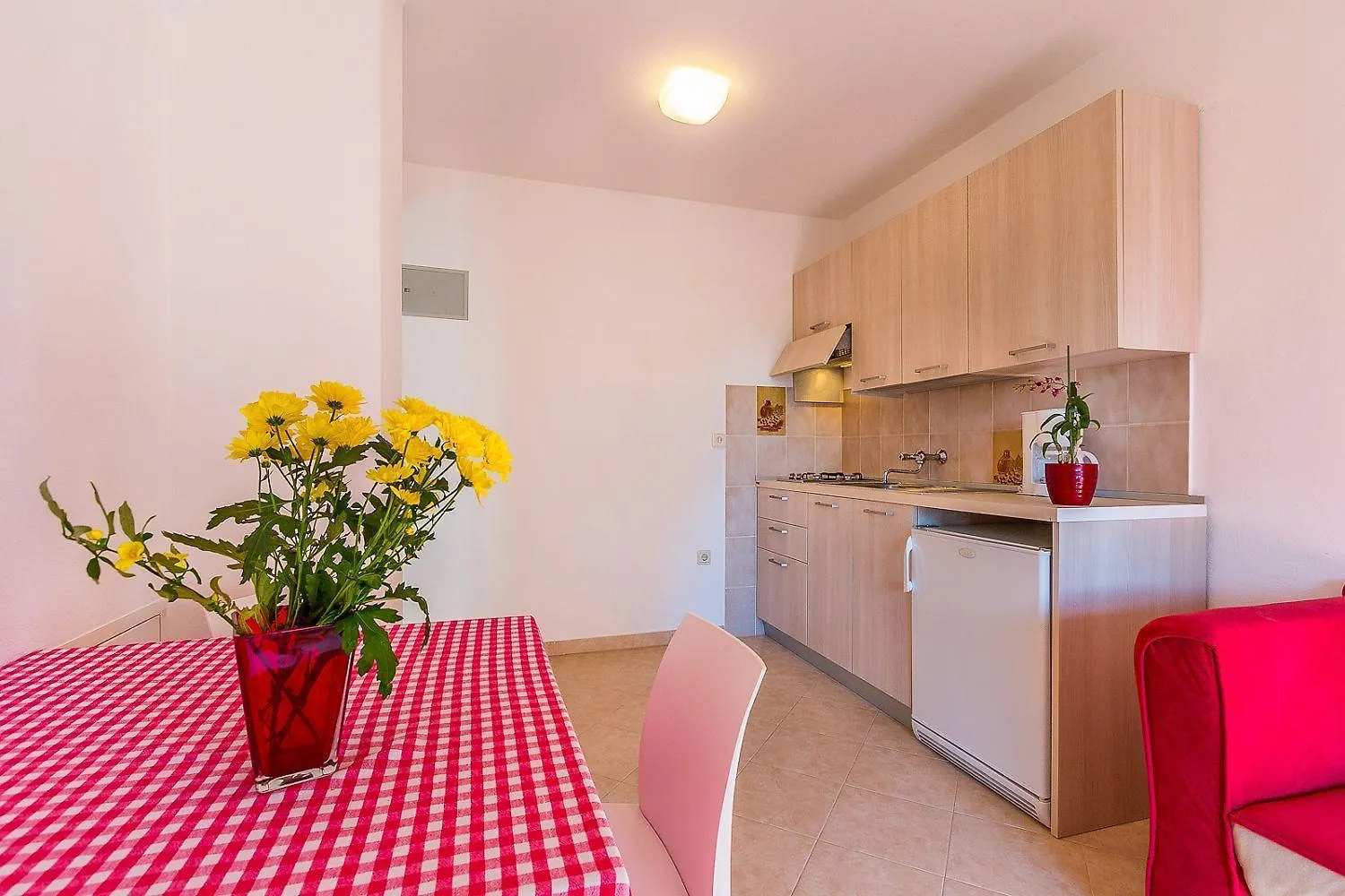 Schoene Ferienwohnung Nur 300 Meter Bis Zum Strand Mit Kueche, Bad, Klima, Parkplatz Valbandon