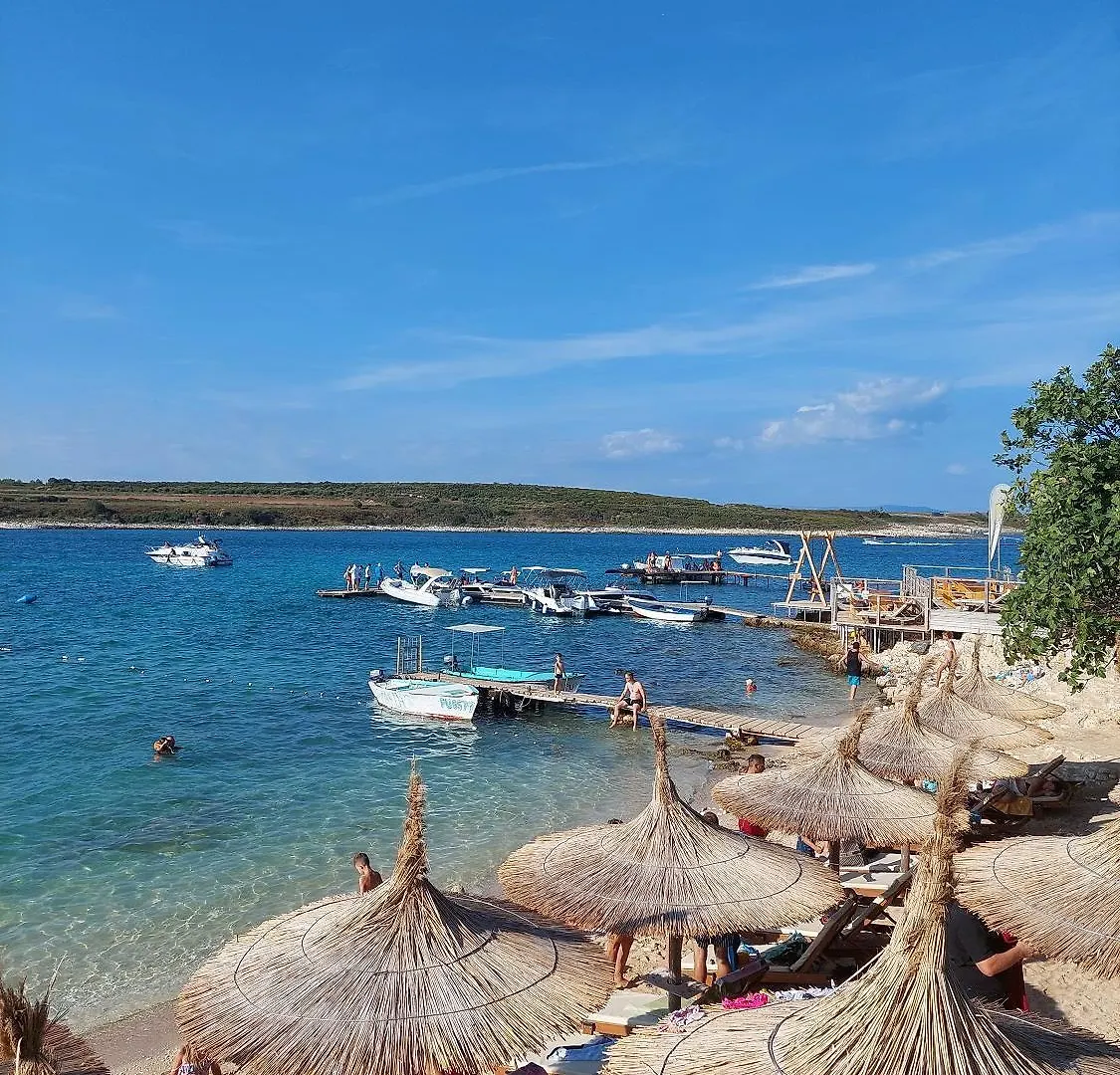 Apartment Schoene Ferienwohnung Nur 300 Meter Bis Zum Strand Mit Kueche, Bad, Klima, Parkplatz Valbandon